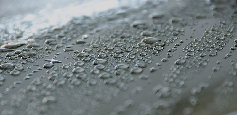 Efecto hidrofóbico del coating cerámico: gotas de agua resbalando sobre la pintura protegida