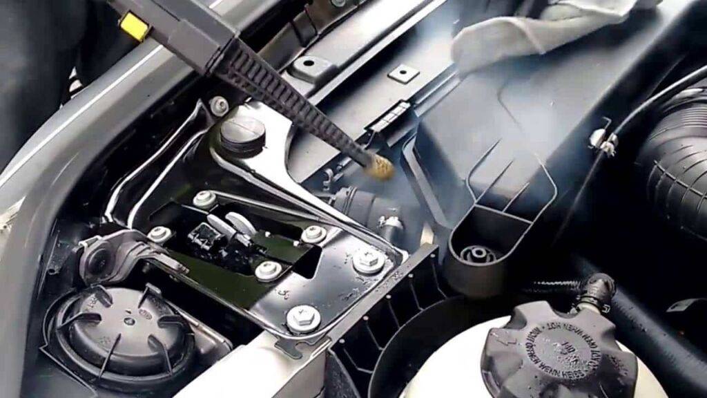 ¿Es bueno limpiar el motor de un coche? 6 vapor motor