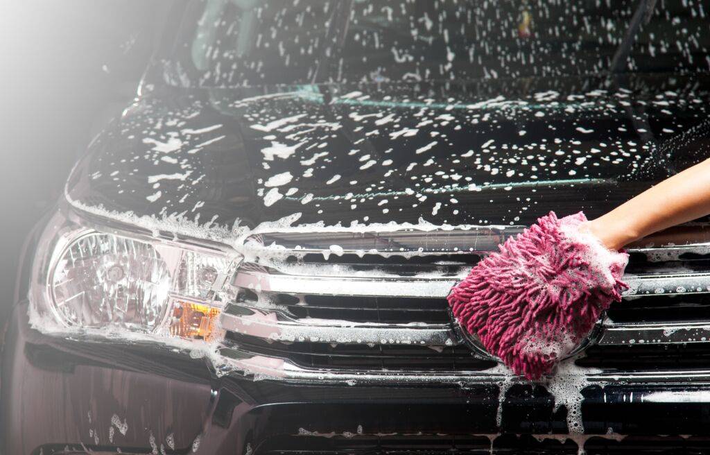Cómo Hacer un buen Detailing: Guía Completa en 12 Pasos 18 car washing
