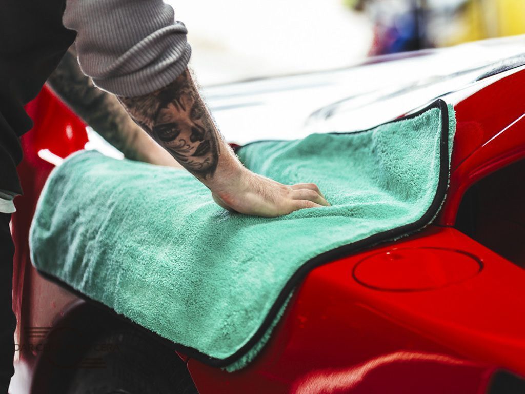 Cómo Hacer un buen Detailing: Guía Completa en 12 Pasos 20 secado coche