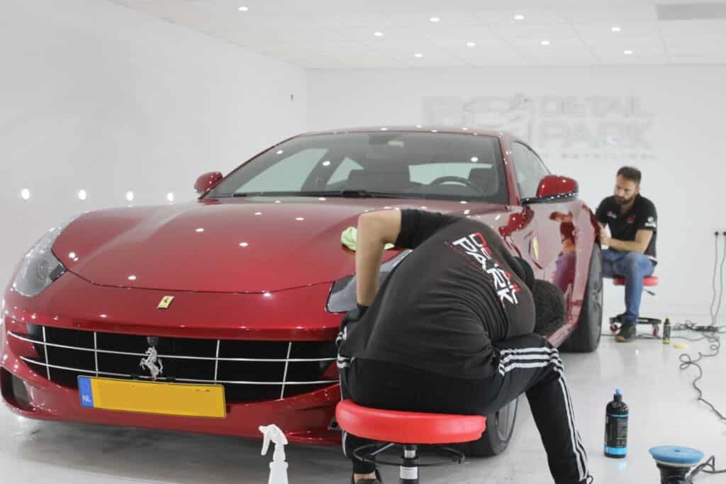 Quitando vinilo de un Ferrari FF 18 quitando vinilo