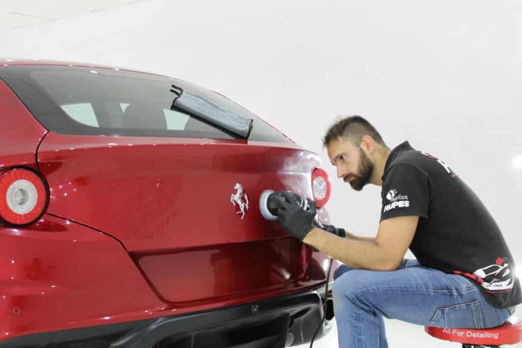 Quitando vinilo de un Ferrari FF 19 polish ferrari ff