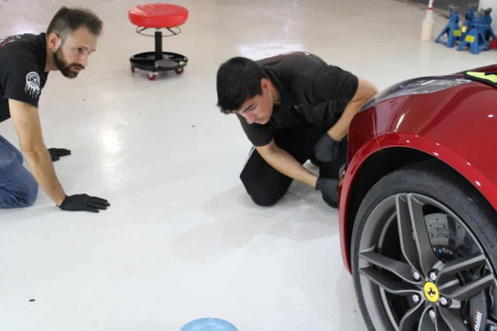 Quitando vinilo de un Ferrari FF 20 detailers