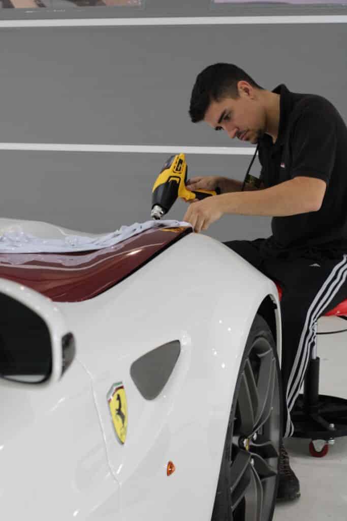 Quitando vinilo de un Ferrari FF 17 retirar vinilo coche