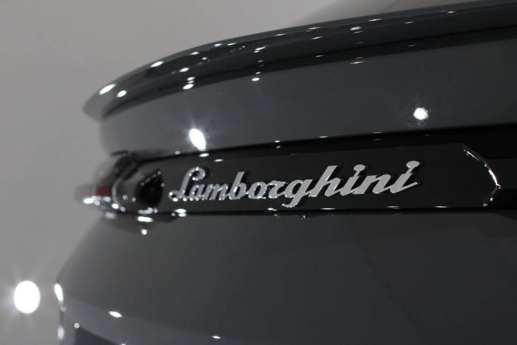 Detailing Lamborghini Urus 7 logo lamborghini urus