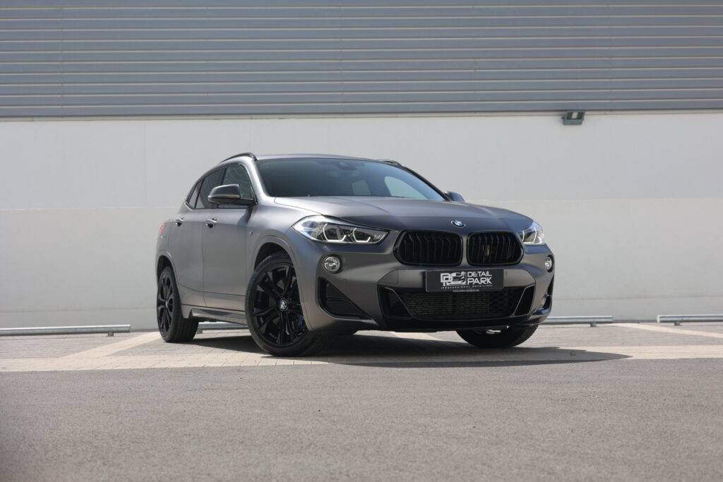 Vinilado de Coches BMW X2: Transformación a Gris Mate 16 BMW X2 M35i gris mate tras servicio de full wrap en Alicante