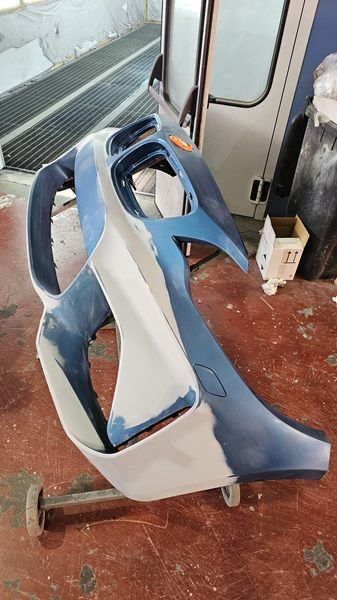 Taller de Chapa y Pintura: Restauración Impecable de un BMW M2 10 reparación de paragolpes