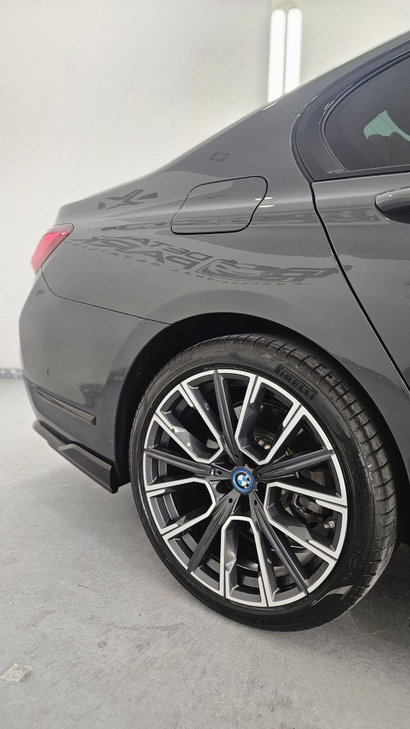 BMW Serie 7 con Kit Maxton Design en Fibra de Carbono 12 car wrapping%&paint protection film%